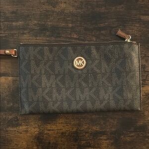 Excellent condition NWOT Michael Kors Brown Wristlet